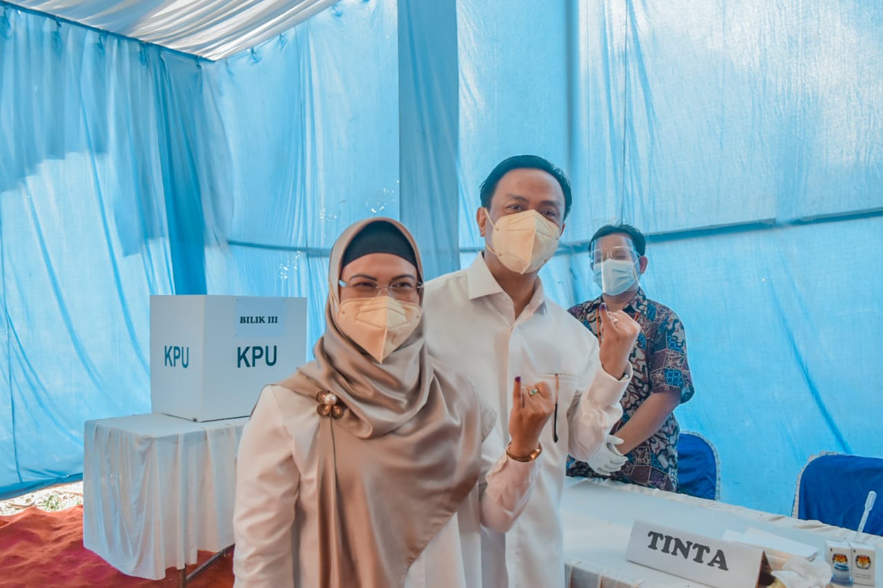 Calon Wali Kota Tangerang Selatan Siti Nur Azizah baru saja mencoblos di Tempat Pemungutan Suara (TPS) 08 yang terletak di Jalan Panti Asuhan Yaspatar, Pondok Pucung, Pondok Aren, Tangsel, Rabu (9/12/2020) pagi.