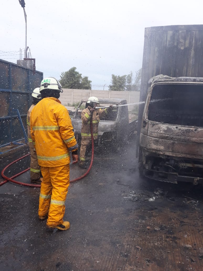 Petugas pemadam kebakaran Kabupaten Tangerang saat memadamkan api di Pabrik roti Kampung Rawa Lumpang, Kecamatan Kosambi Kabupaten Tangerang, ludes terbakar, Kamis (10/12/2020).