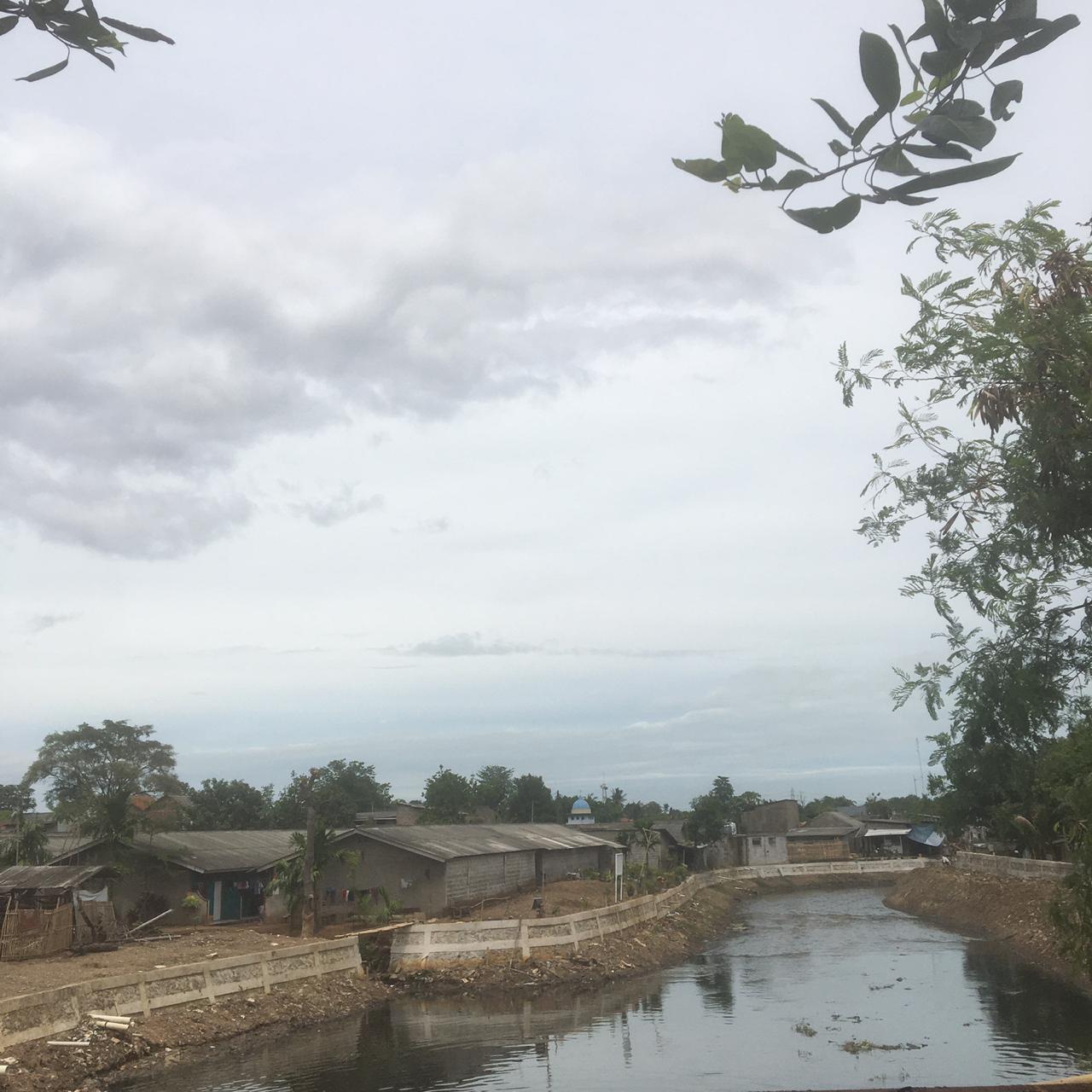 Suasana Kali Cirarap yang terletak di Jalan Raya Pasar Kemis, Kampung Cilongok, Kecamatan Pasar Kemis, Kabupaten Tangerang, Kamis (10/12/2020).