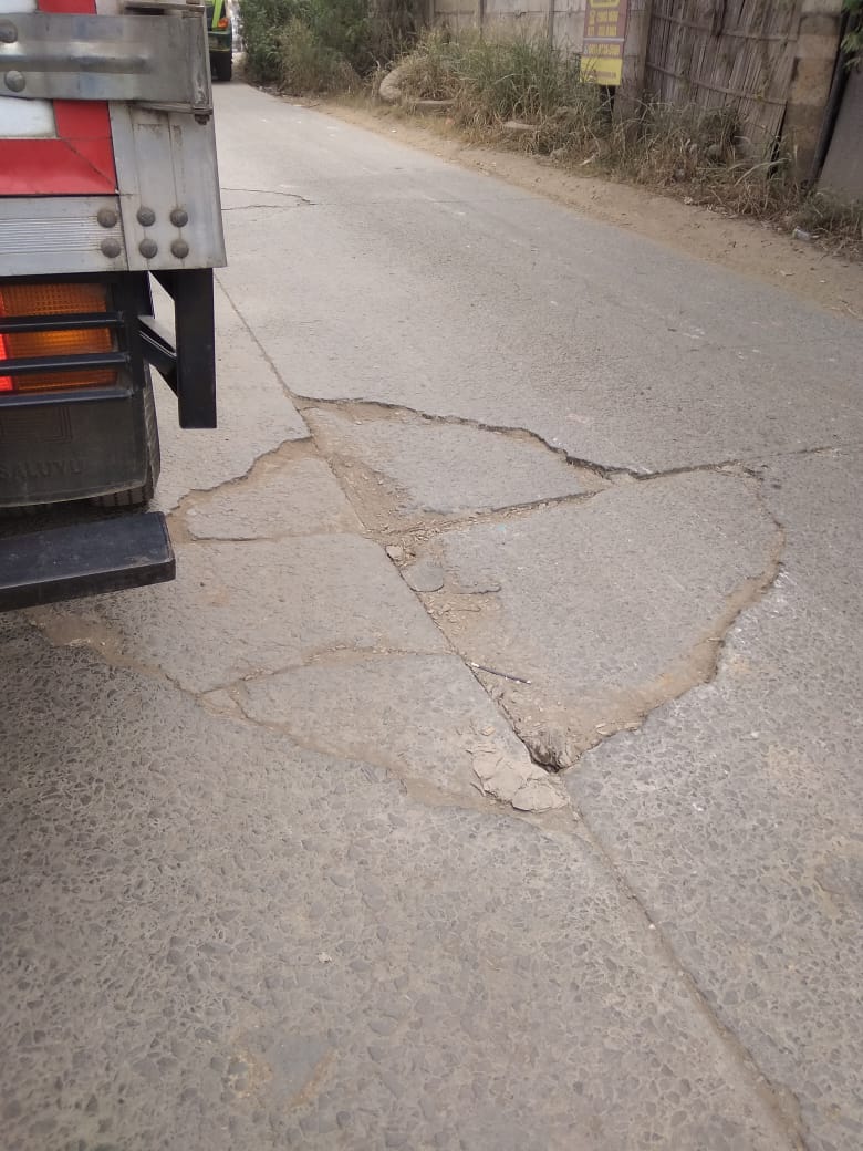 Kondisi jalan Kali Perancis yang rusak di Kecamatan Kosambi, Kabupaten Tangerang, Jumat (11/12/2020).