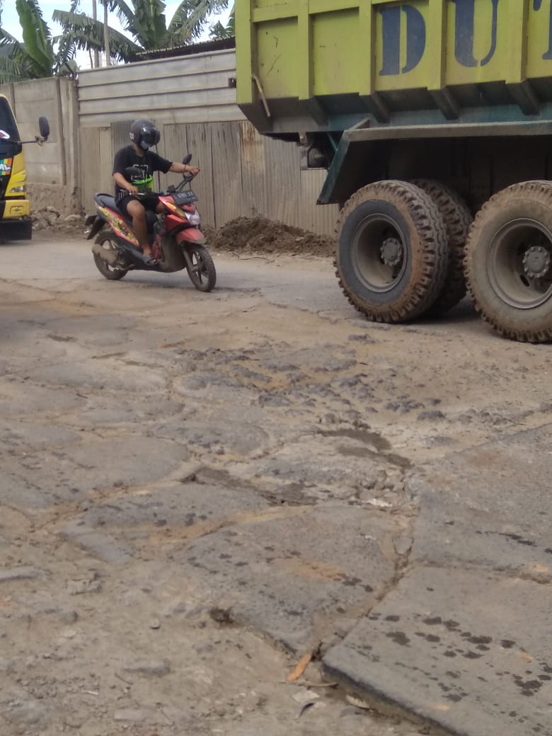 Kondisi jalan Kali Perancis yang rusak di Kecamatan Kosambi, Kabupaten Tangerang, Jumat (11/12/2020).