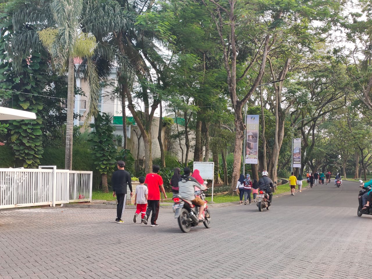 Suasana Perumahan Talaga Bestari, Kecamatan Balaraja menjadi salah satu spot favorit untuk berolahraga bagi masyarakat umum, Kabupaten Tangerang.