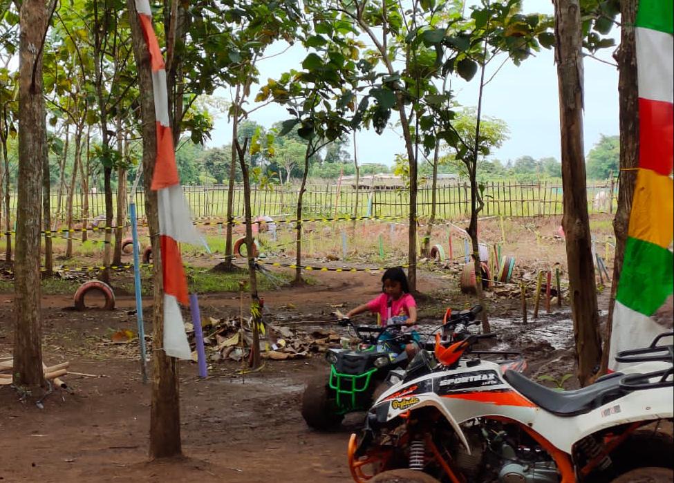 Suasana Wisata Hutan Jati Sindang Jaya, Kabupaten Tangerang, Minggu (13/12/2020).