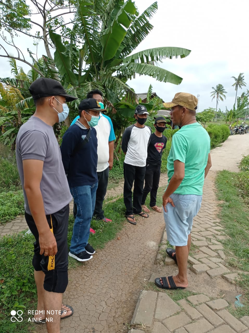 Kegiatan aksi gotong royong membersihkan saluran irigasi di desa kampung melayu barat, Kecamatan Teluknaga, Minggu (13/12/2020).