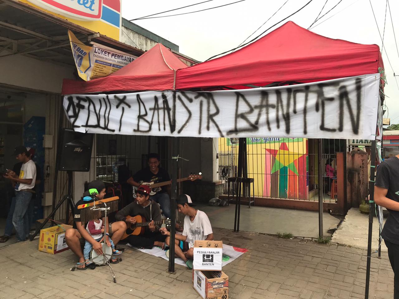 Pemuda Kampung Pasir Jaha saat bermain musik sambil melakukan penggalangan dana untuk korban banjir di Lebak dan Pandeglang di Depan Indomaret Jaha, Kabupaten Tangerang, Selasa (15/12/2020).