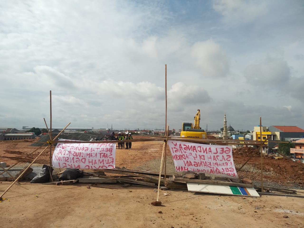 Warga yang terdampak pembangunan tol JORR II saat menggeruduk ke pengerjaan proyek tol Jakarta Outer Ring Road II (JORR), Rabu (16/12/2020).