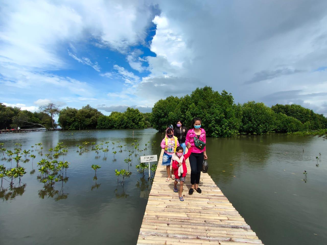 Suasana masuk wisata Hutan Mangrove yang terletak di Desa Muara, Kecamatan Teluknaga, Kabupaten Tangerang, Minggu (20/12/2020).