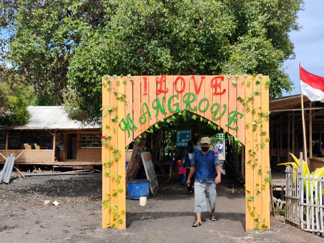 Pintu masuk wisata Hutan Mangrove yang terletak di Desa Muara, Kecamatan Teluknaga, Kabupaten Tangerang, Minggu (20/12/2020).