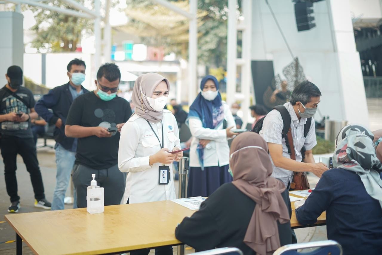 Sejumlah penumpang pesawat saat mengantri untuk mendapatkan pelayanan prapesanan (pre-order service) untuk tes COVID-19 baik itu PCR Tes, rapid test antigen dan rapid test antibody, Senin (21/12/ 2020).