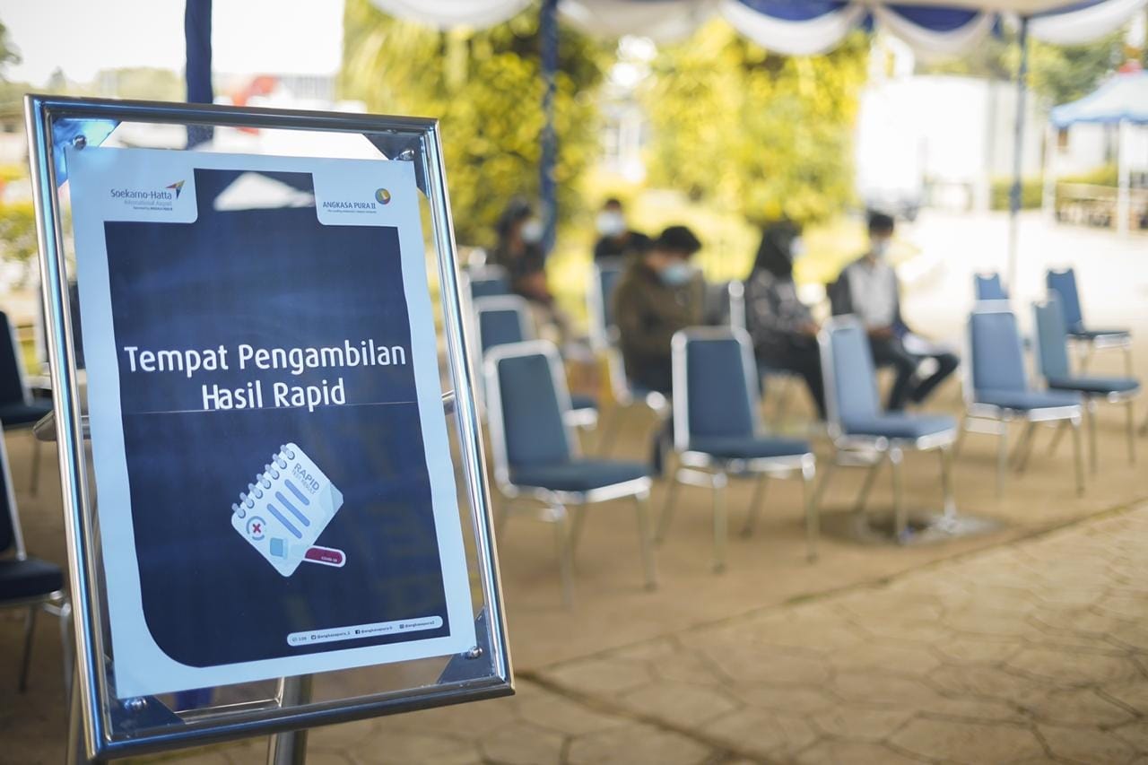 Stand pemberitahuan Tempat Pengambilan Hasil Rapid.