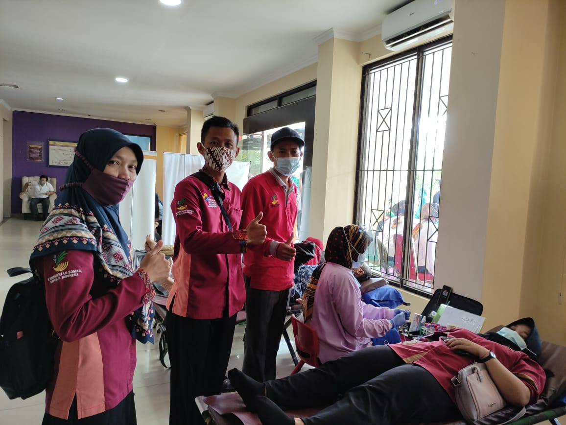 Petugas PMI Kecamatan Tigaraksa bersama Pemerintah Kecamatan Tigaraksa berswa foto dalam mengadakan kegiatan Donor Darah yg berlokasi di Kantor Kecamatan Tigaraksa, Selasa (22/12/2020).
