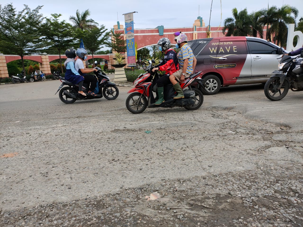 Kondisi Jalanan berlubang yang cukup dalam di Jalan Raya Pasar Kemis Kecamatan Pasar Kemis, Kabupaten Tangerang, Selasa (22/12/2020).