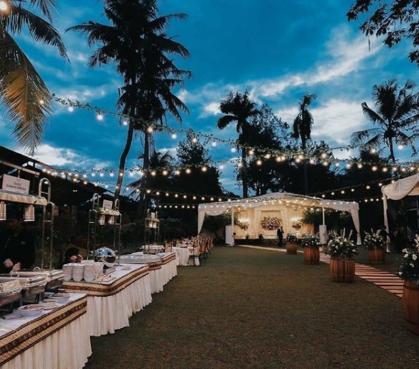 Rumah makan yang berlokasi di Taman Wisata Pulau Situ Gintung.