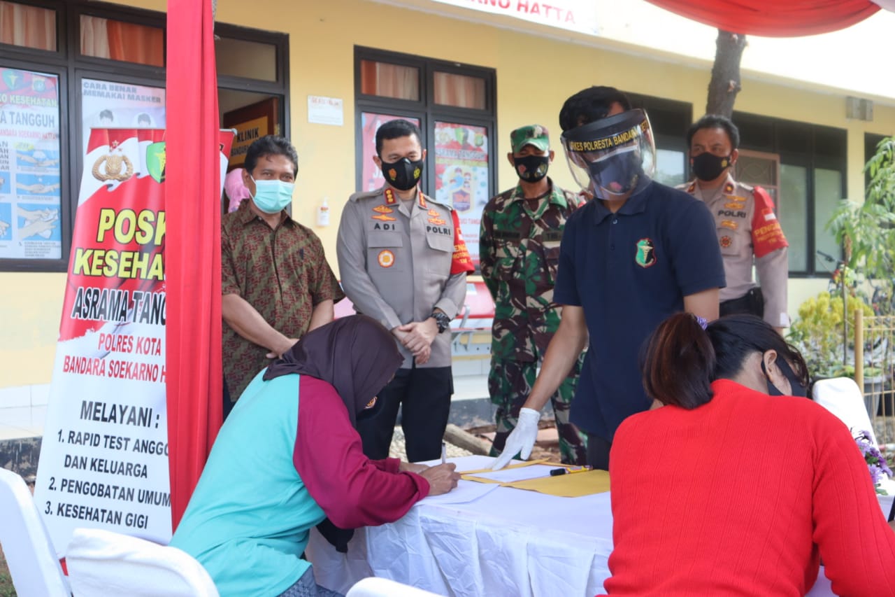 Petugas medis saat memberikan layanan rapid test antigen dan antibody terhadap warga asrama Polres Bandara Soekarno-Hatta (Soetta) di Asrama Polresta Bandara Soetta, Jalan Babussalam Gang Pelopor, Poris Plawad, Kota Tangerang, Kamis (24/12/2020).