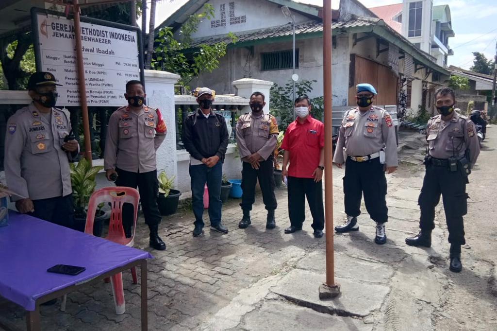 Aparat dari TNI-Polri menjaga ketat pelaksanaan ibadah Natal di 1 titik dari 13 titik gereja di Karawaci, Kota Tangerang, Jumat (25/12/2020).