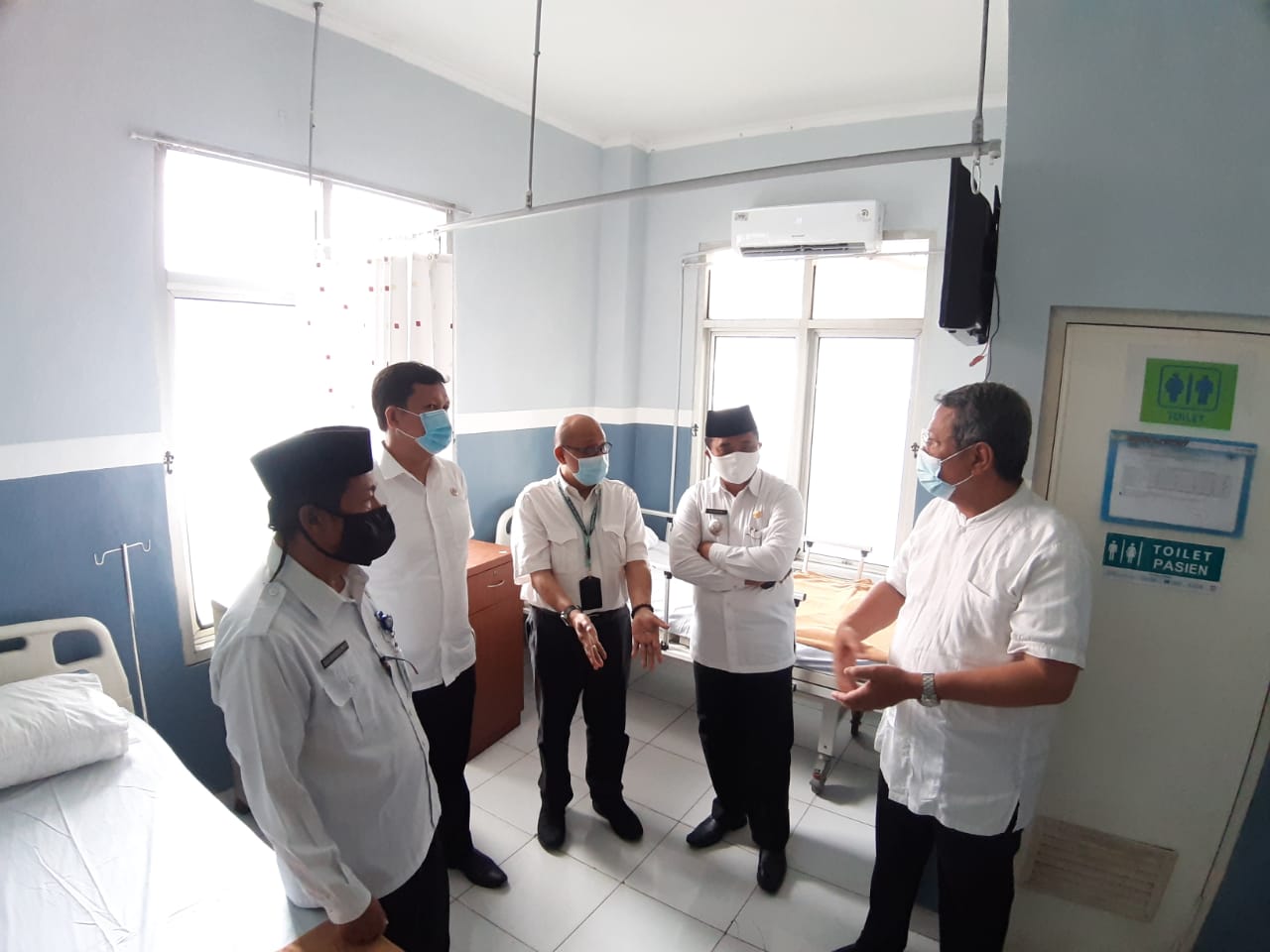 Wakil Wali Kota Tangsel Benyamin Davnie saat bersama pengurus Dinas Kesehatan Tangsel berbincang perawatan guna mengantisipasi terjadinya pelonjakan kasus COVID-19 di Puskesmas Pamulang, Rabu (30/12/2020).