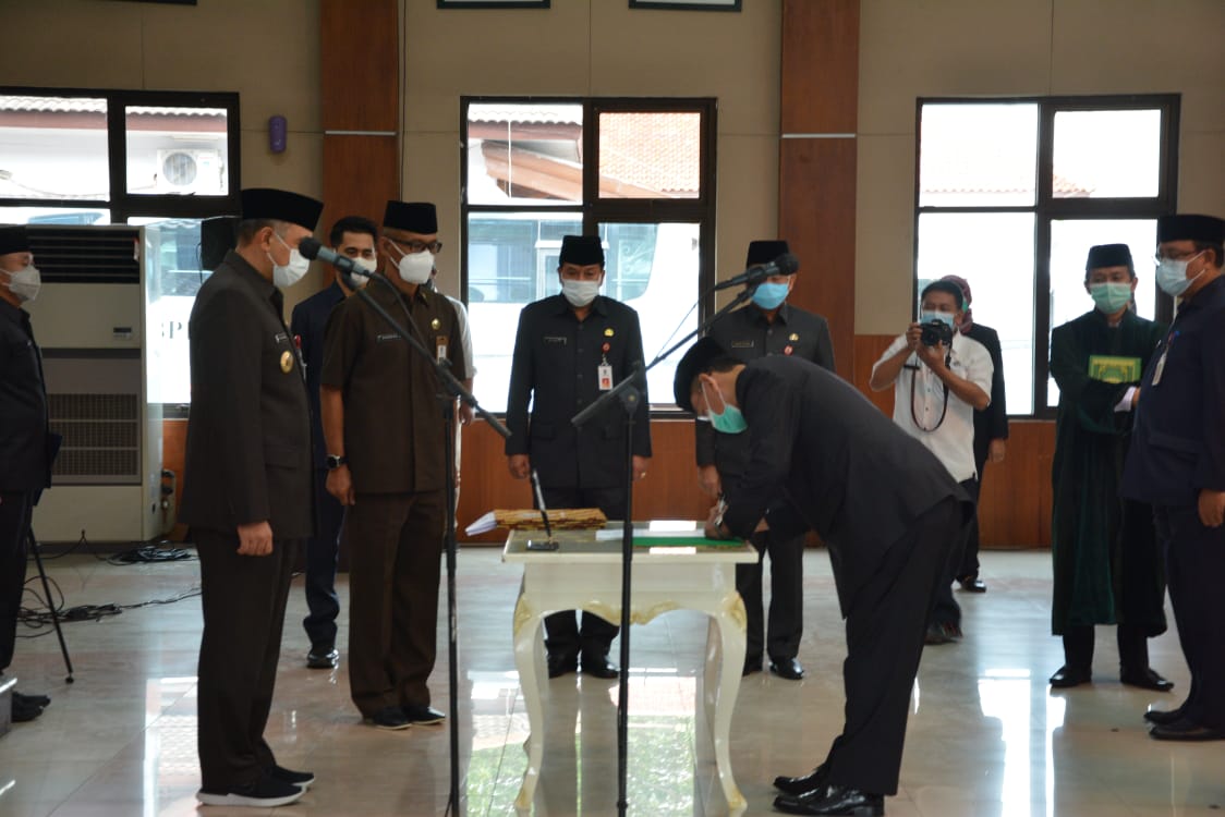 Bupati Tangerang Ahmed Zaki Iskandar melantik dan mengukuhkan para pejabat di Pendopo Bupati Tangerang Jalan Kisamaun nomor 1 Kota Tangerang, Rabu (30/12/2020).