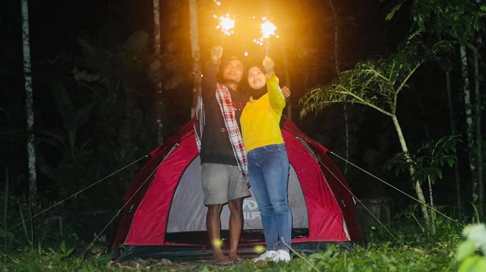 Khourul Anam yang membuat spanduk jasa menemani di malam tahun baru saat bersama salah satu wanita dari ke tiga wanita yang menghubunginya, Minggu (3/1/2021).