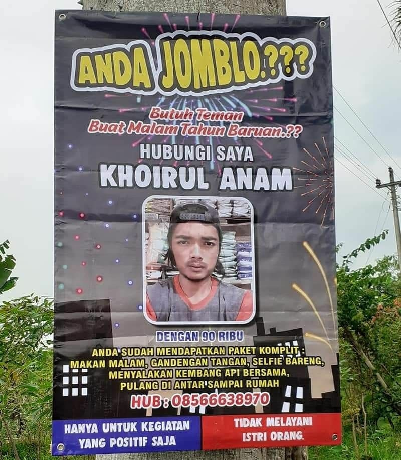 Khourul Anam yang membuat spanduk jasa menemani di malam tahun, Minggu (3/1/2021).