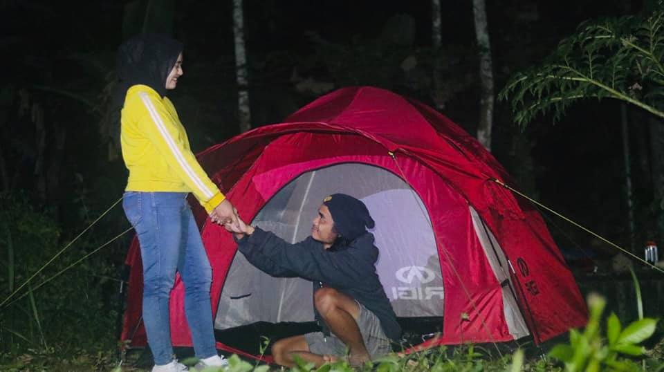 Khourul Anam yang membuat spanduk jasa menemani di malam tahun baru saat bersama salah satu wanita dari ke tiga wanita yang menghubunginya, Minggu (3/1/2021).