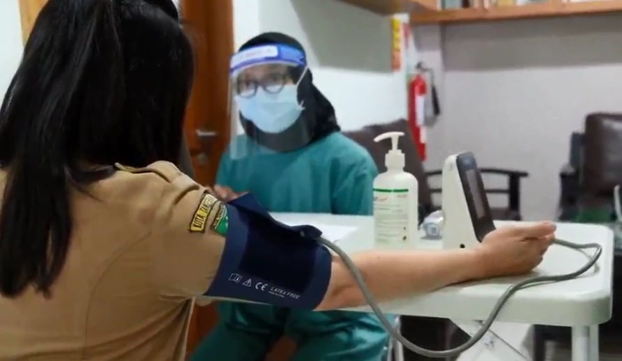 Petugas COVID-19 saat melakukan vaksin COVID-19 tahap pertama, Pemkot Tangerang melalui Dinas Kesehatan (Dinkes), Kota Tangerang.