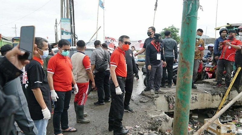 Sejumlah Fraksi PDI Perjuangan saat membersihkan saluran air di kawasan Dadap dalam rangka hari jadi PDI Perjuangan ke-48, Kabupaten Tangerang, Minggu (10/1/2021).