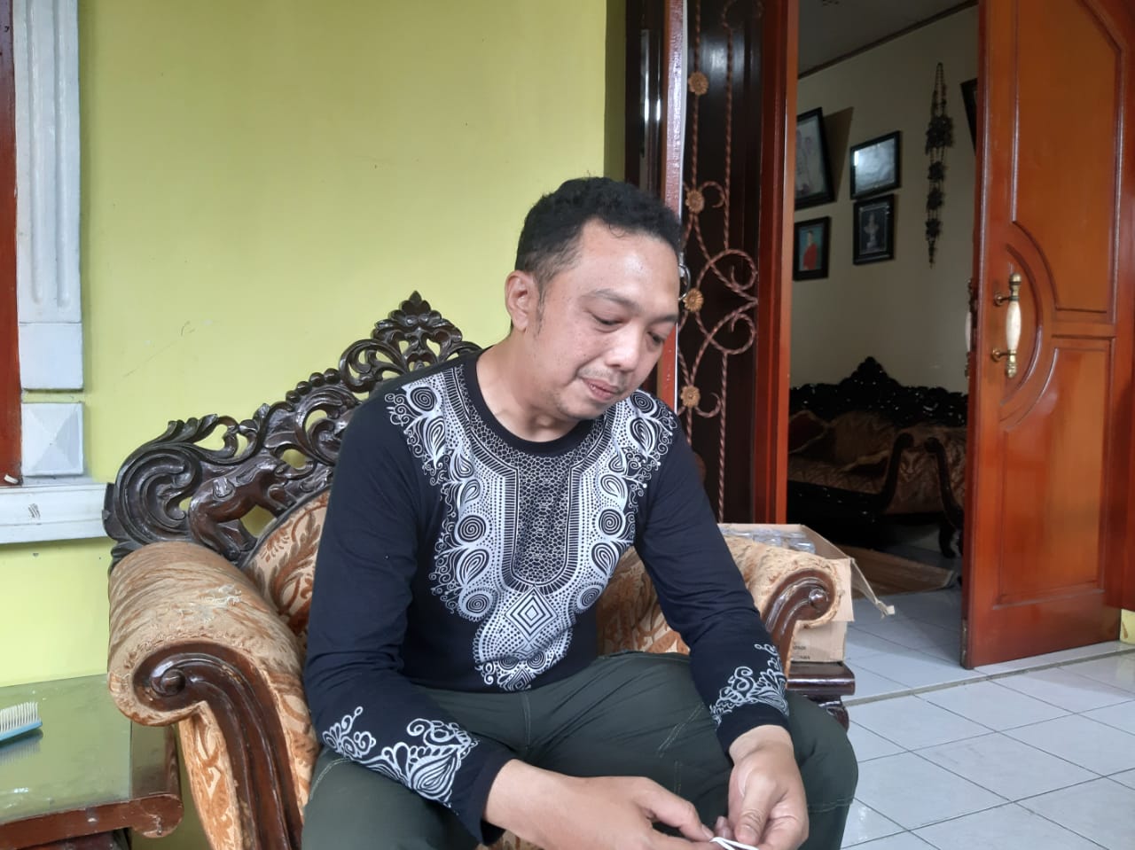 Irfan Defrizon kakak dari korban Isti Yudha Prastika, 35, pramugari insiden jatuhnya pesawat Sriwijaya Air SJ-182 di Perumahan Reni Jaya, Jalan Sumatera 9, Blok K 3/ 11, Pondok Benda, Pamulang, Tangerang Selatan, Minggu (10/1/2021).