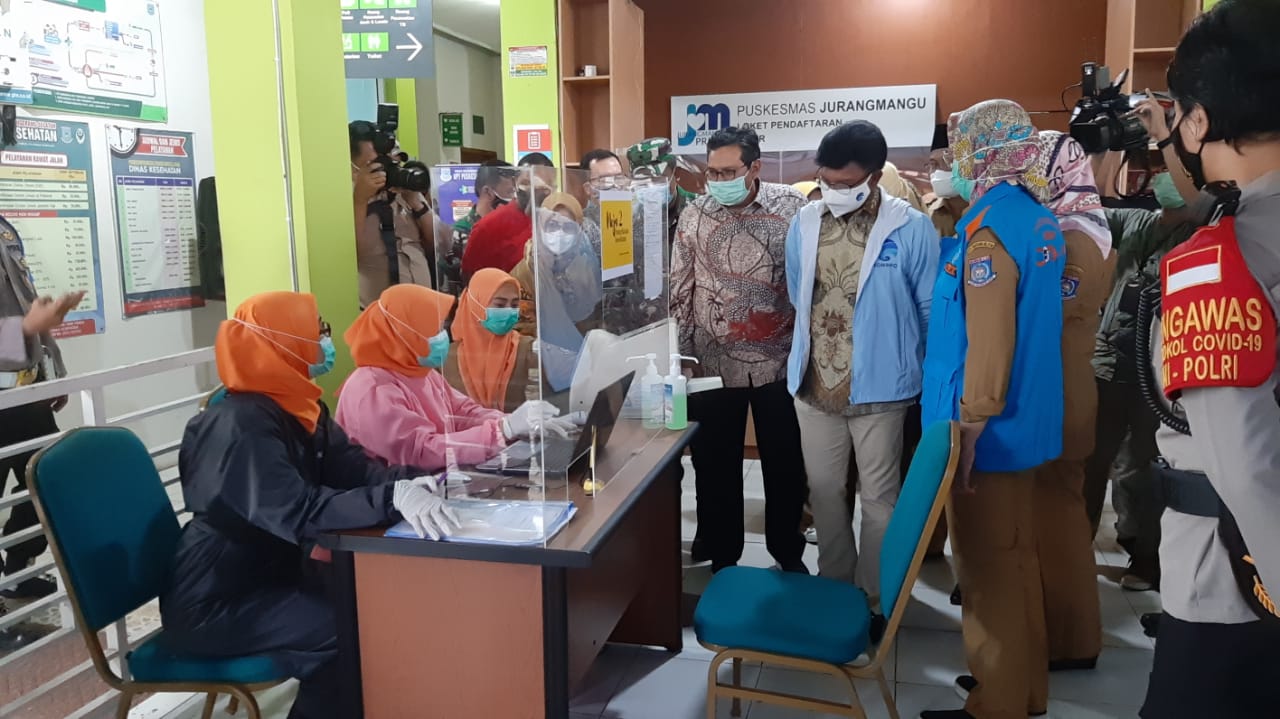 Menteri Komunikasi dan Informatika (Menkominfo), Johnny G Plate meninjau Puskesmas Jurang Mangu, Pondok Aren, Tangsel, Selasa (12/1/2021).