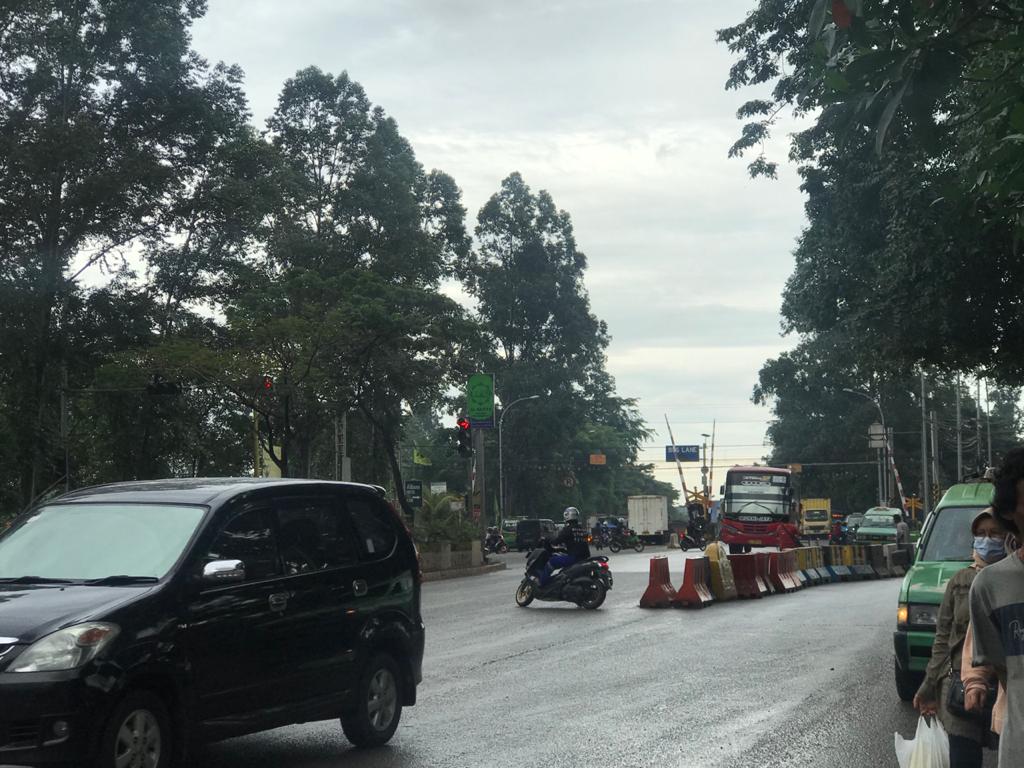 Sejumlah pengendara sepeda motor yang melanggar lalu lintas dengan cara melawan arus di Lampu Merah Jalan Benteng Betawi, Kota Tangerang, Selasa (12/01/2021).