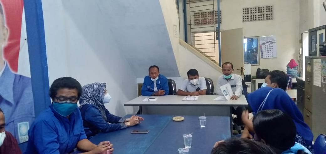 	Calon ketua DPD PAN Sri Panggung saat menerima formulir pendaftaran di kantor DPD PAN, Kabupaten Tangerang, Rabu (13/01/2021).