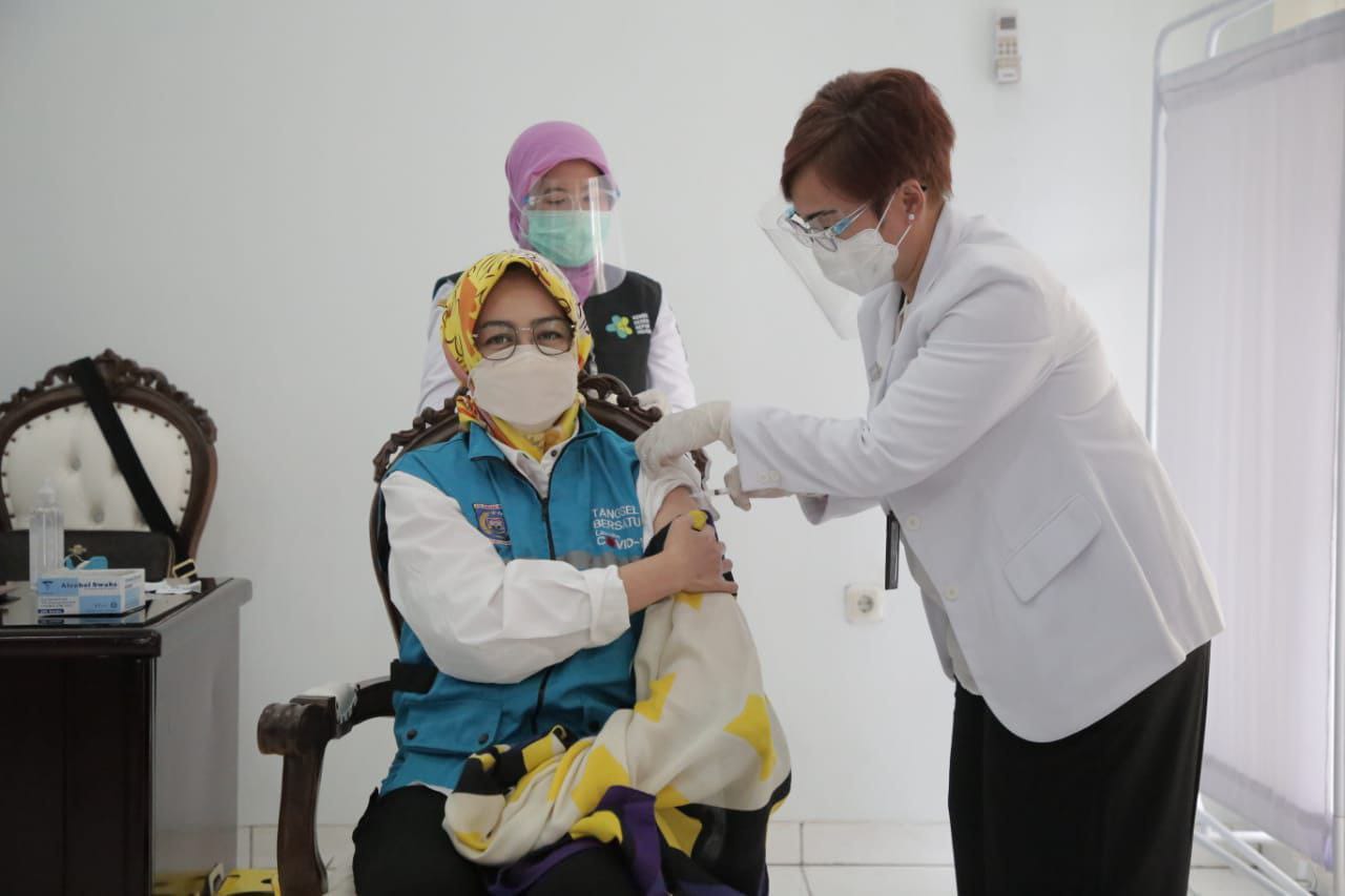 Wali Kota Tangerang Selatan Airin Rachmi Diany saat menjalani penyuntikan vaksin COVID-19.