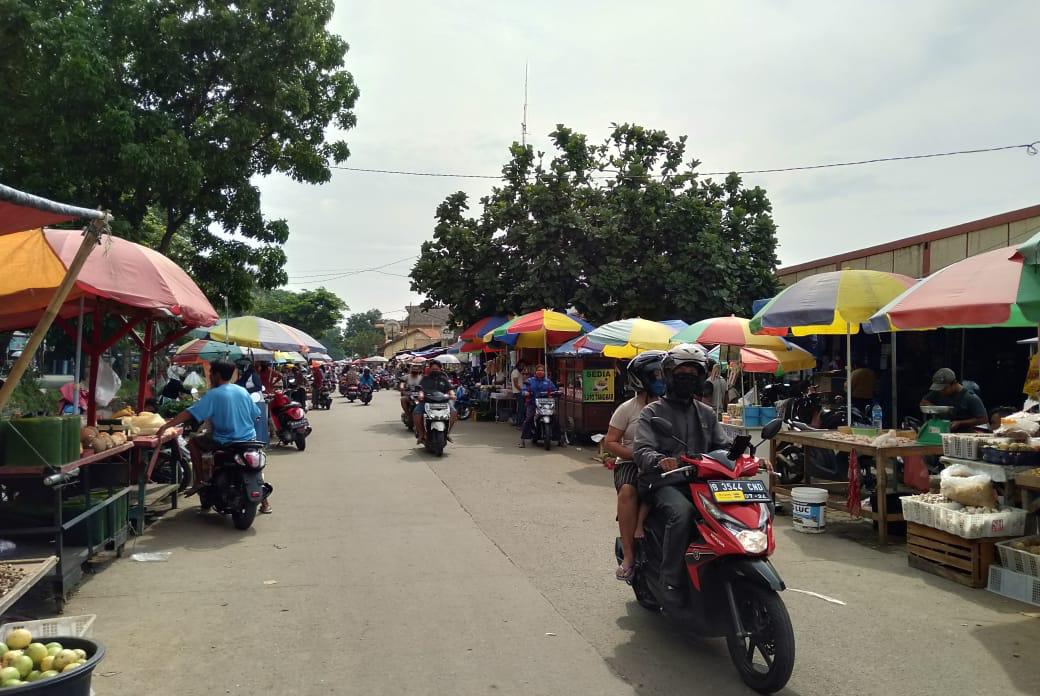 Suasana Pasar Tradisional Sipon, Cipondoh, Kota Tangerang, Jumat (15/01/2021).