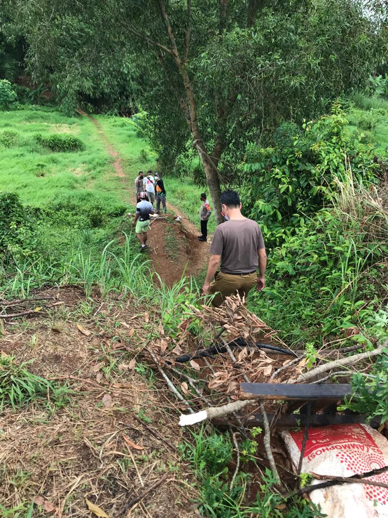 Sejumlah Anggota Polsek Serpong saat berada di lokasi pesepda tewas di Lengkong Wetan, Kecamatan Serpong, Tangerang Selatan, Senin (18/1/2021).