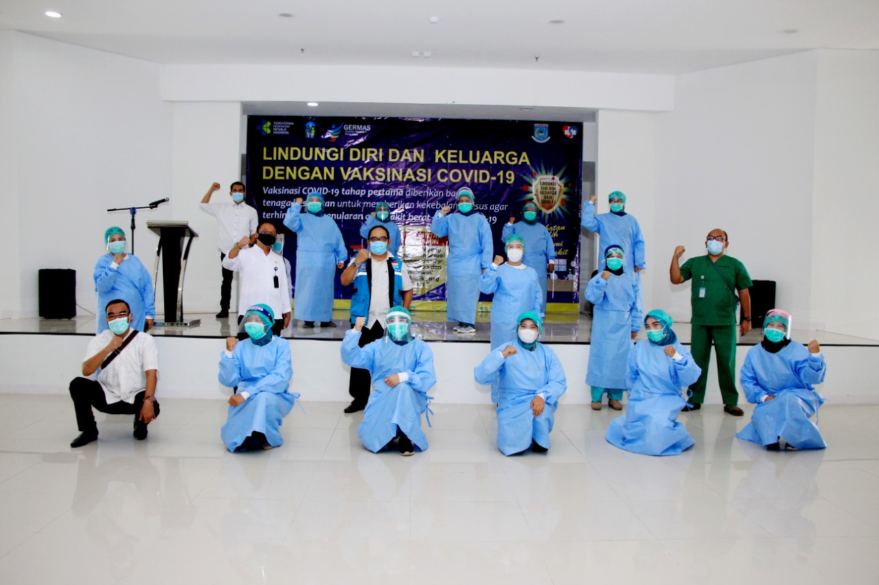 Puluhan tenaga kesehatan (nakes) di Tangerang Selatan saat berswa foto bersama di RSU Tangsel, Jumat (15/1/2021).