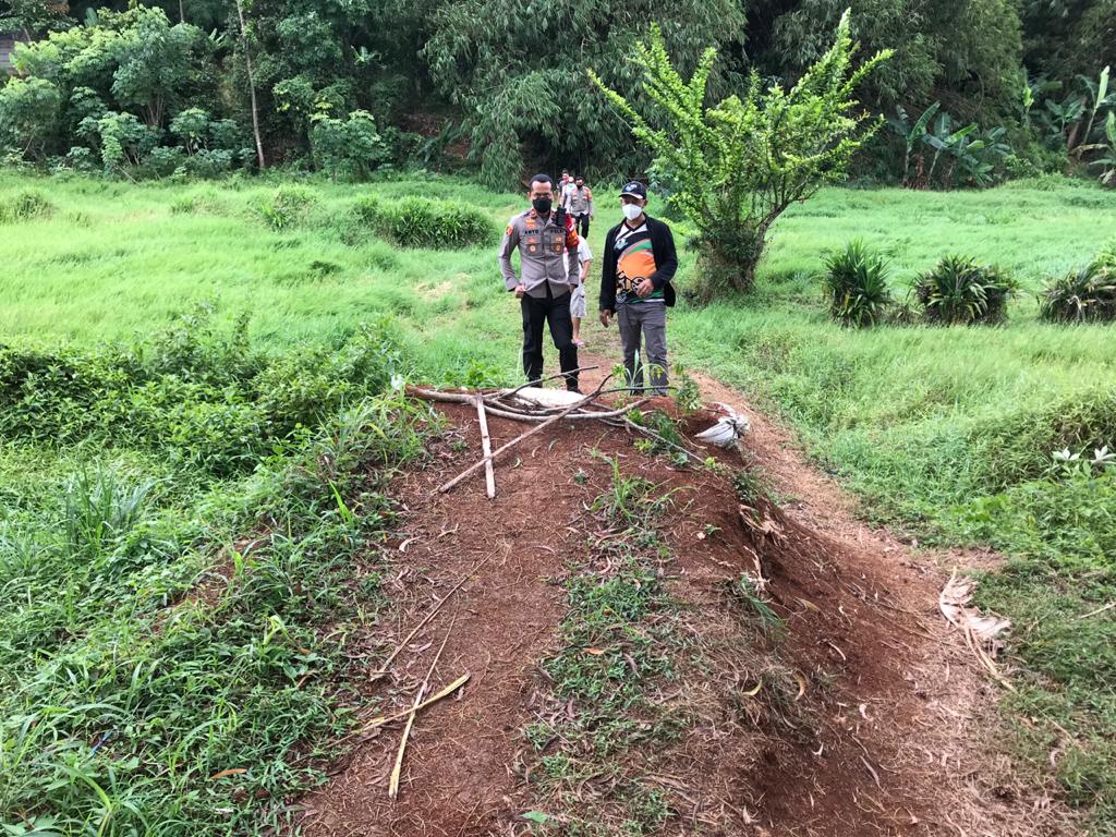 Sejumlah Anggota Polsek Serpong saat berada di lokasi pesepda tewas di Lengkong Wetan, Kecamatan Serpong, Tangerang Selatan, Senin (18/1/2021).