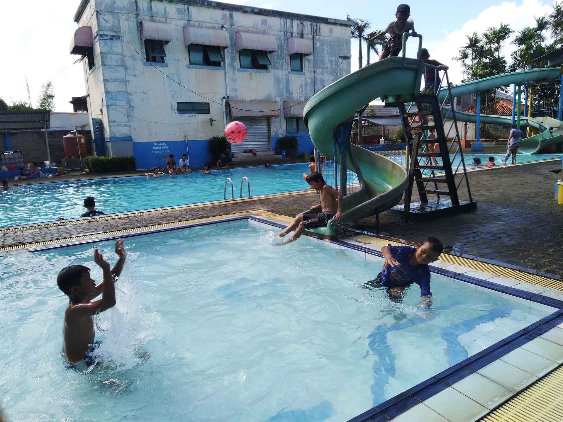 	Pengunjung Kolam Renang Sinta Tangerang.