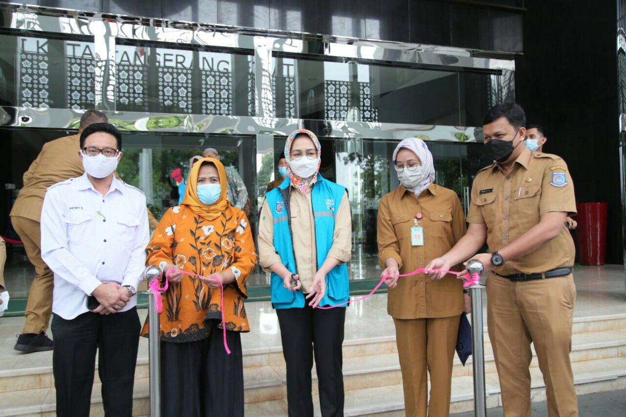 Wali Kota Tangerang Selatan Airin Rachmi Diany saat menghadiri Launching Pelepasan Ekspor Perdana Ke Papua Nugini di Ruang Display Balaikota Tangsel, Rabu (20/1/2021).