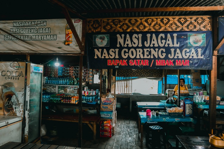 Sejumlah warung Nasi Jagal makanan khas Tangerang di Jalan Bayur Periuk, Kecamatan Periuk, Kota Tangerang.