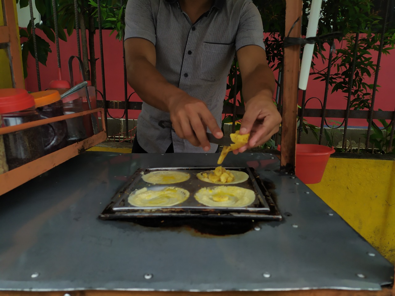 Pedagang saat menyiapkan Kue Leker.