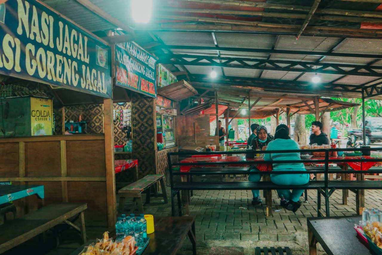 Sejumlah warung Nasi Jagal makanan khas Tangerang di Jalan Bayur Periuk, Kecamatan Periuk, Kota Tangerang.