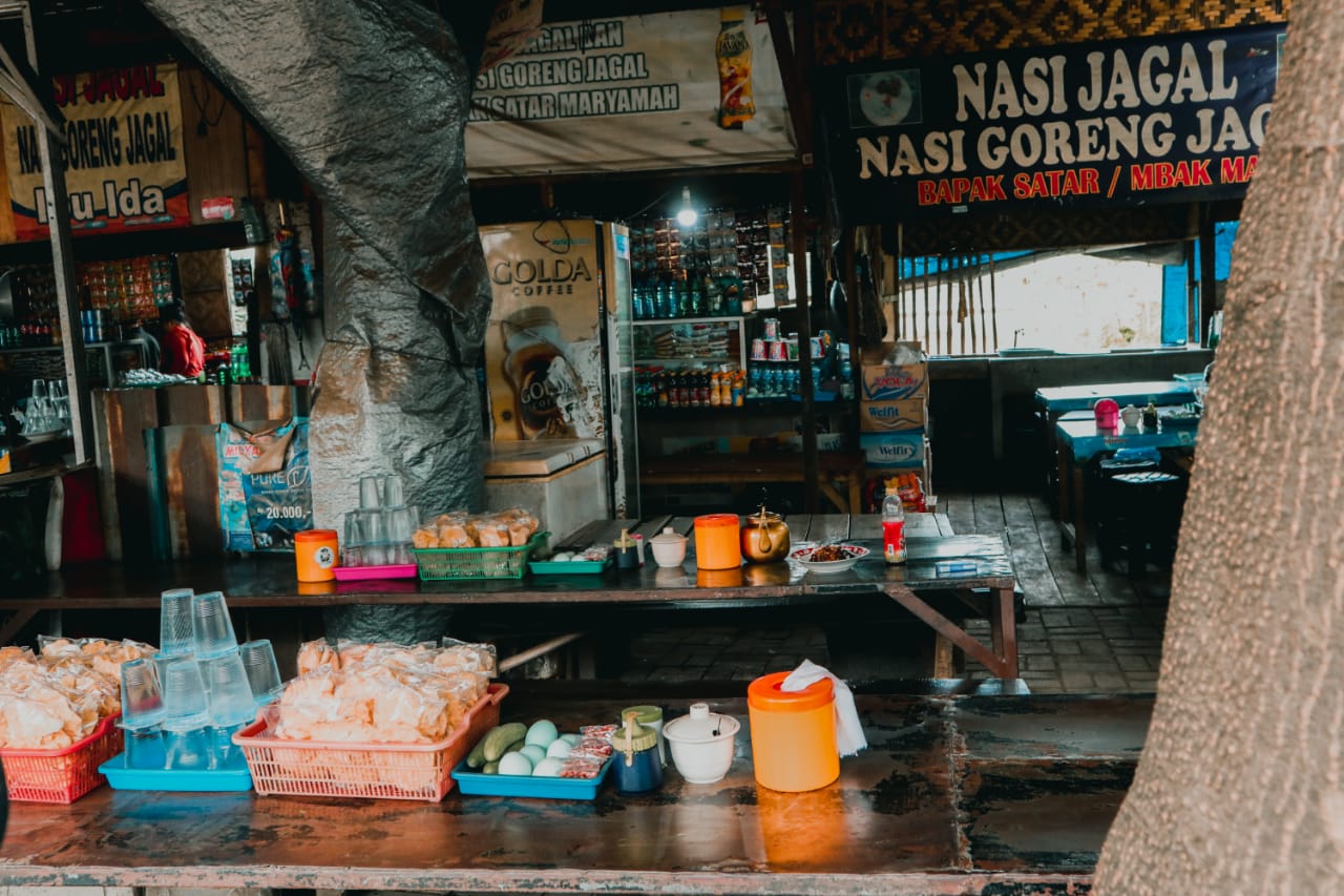Sejumlah warung Nasi Jagal makanan khas Tangerang di Jalan Bayur Periuk, Kecamatan Periuk, Kota Tangerang.