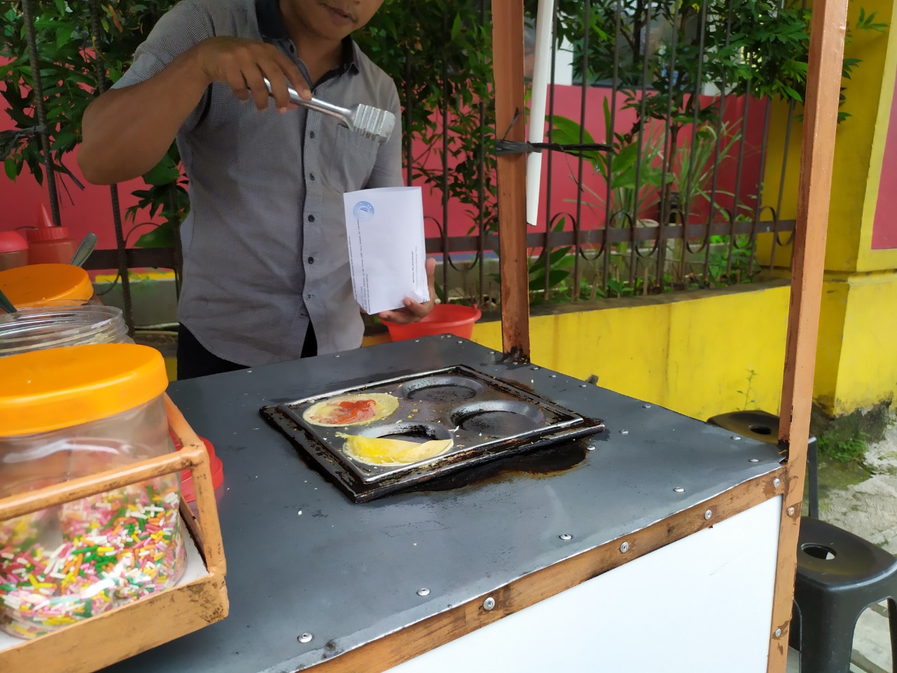 Pedagang saat menyiapkan Kue Leker.