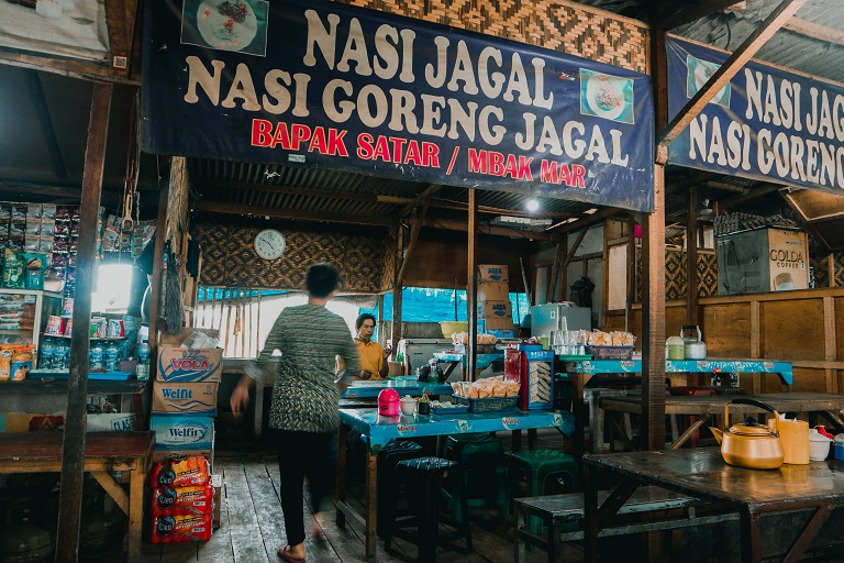 Sejumlah warung Nasi Jagal makanan khas Tangerang di Jalan Bayur Periuk, Kecamatan Periuk, Kota Tangerang.