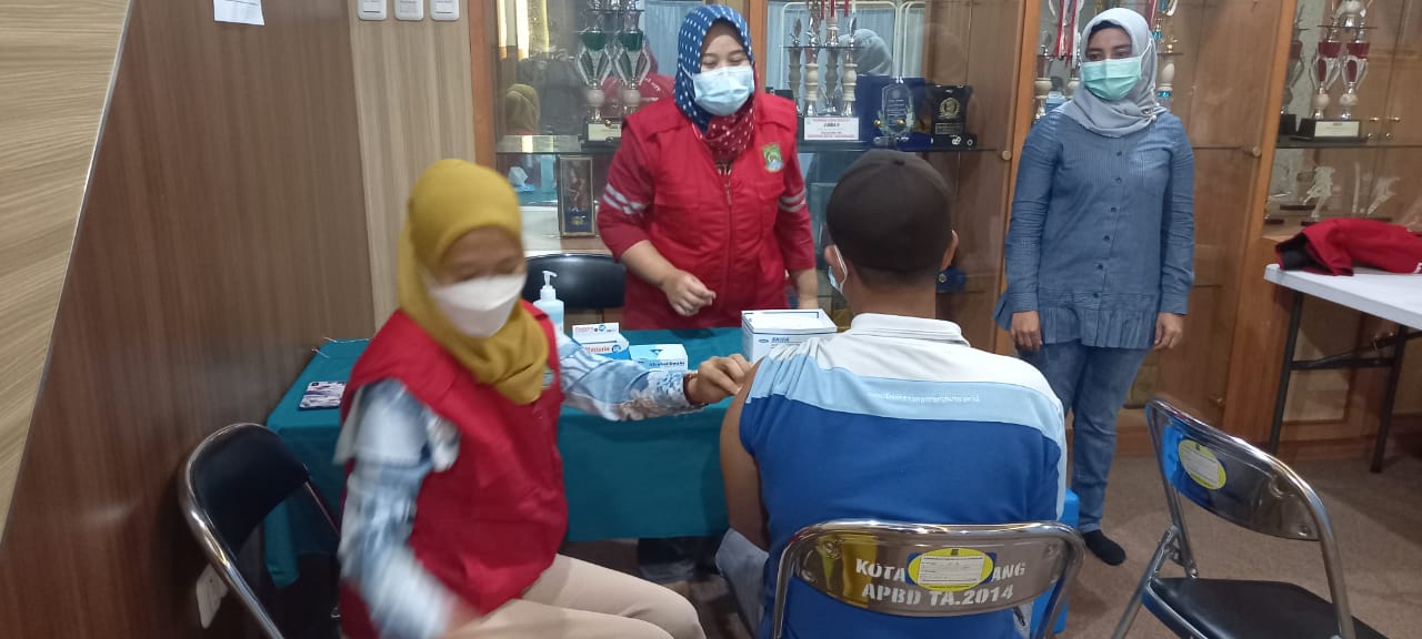 Kepala Dinas Kesehatan Kota Tangerang Liza Puspadewi saat menjalani pemeriksaan kesehatan sebagai syarat menerima vaksin Sinovac, Minggu (24/1/2021).