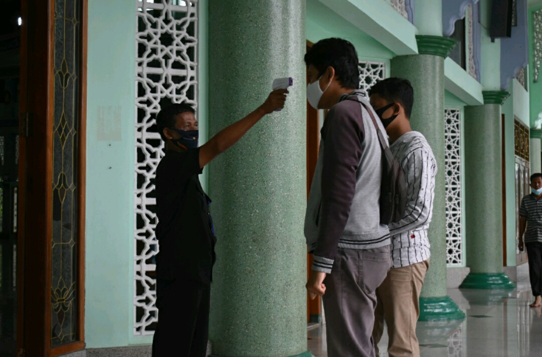 Pengunjung Masjid Raya Al-Azhom Tangerang saat dicek Kesehatannya.