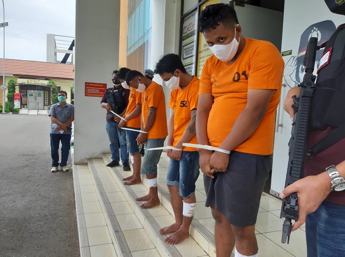 Pelaku empat tersangka komplotan spesialis pencurian sepeda motor (curanmor) dengan kondisi kaki bekas tertembak saat diringkus jajaran Polres Tangerang Selatan di Mapolres Tangsel, Selasa (26/1/2021).