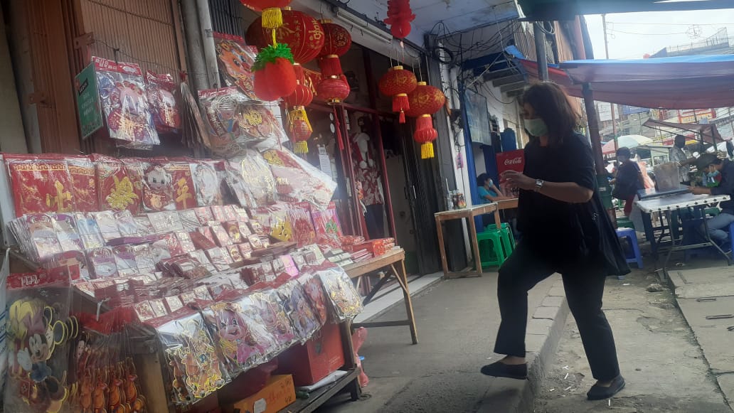 Suasana pedagang pernak-pernik Imlek di kunjungi pembeli di Kawasan Pasar Lama, Jalan Kisamaun, Kota Tangerang, (26/1/2021).