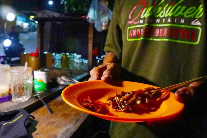 Satu piring sate tusuk yang berlokasi di jalan Prabu Siliwangi, Cibodas Baru, Kecamatan Cibodas, Kota Tangerang.