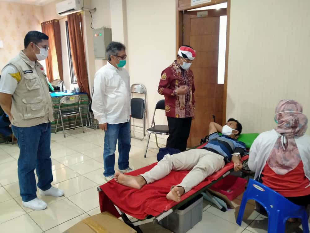Sejumlah kegiatan Karang Taruna Sangiang Jaya bersama PMI Kota Tangerang serta turut hadir Wakil Wali Kota Tangerang Sachrudin dalam kegiatan donor darah di kantor aula Kelurahan Sangiang Jaya, Kota Tangerang, Minggu (31/1/2021)
