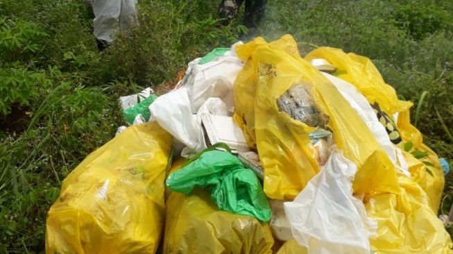 Tumpukan limbah medis Alat Pelindung Diri (APD) COVID-19 di pematang sawah di kawasan Leuweung Gede, Desa Tenjo, Kecamatan Tenjo, Kabupaten Bogor, Selasa (2/2/2021) sore.